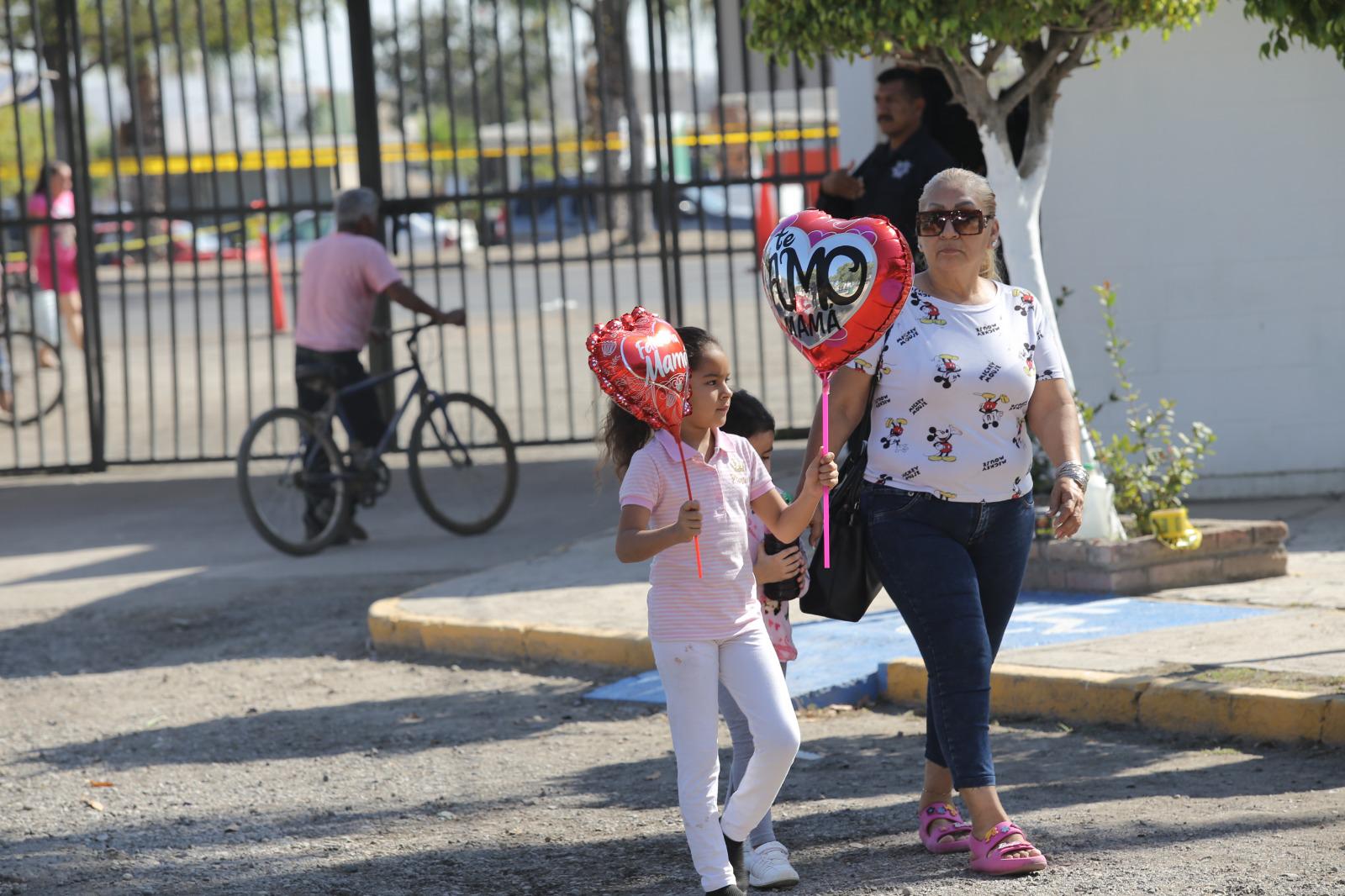 $!Acuden centenares de personas a dejar flores en panteones este Día de las Madres, en Mazatlán