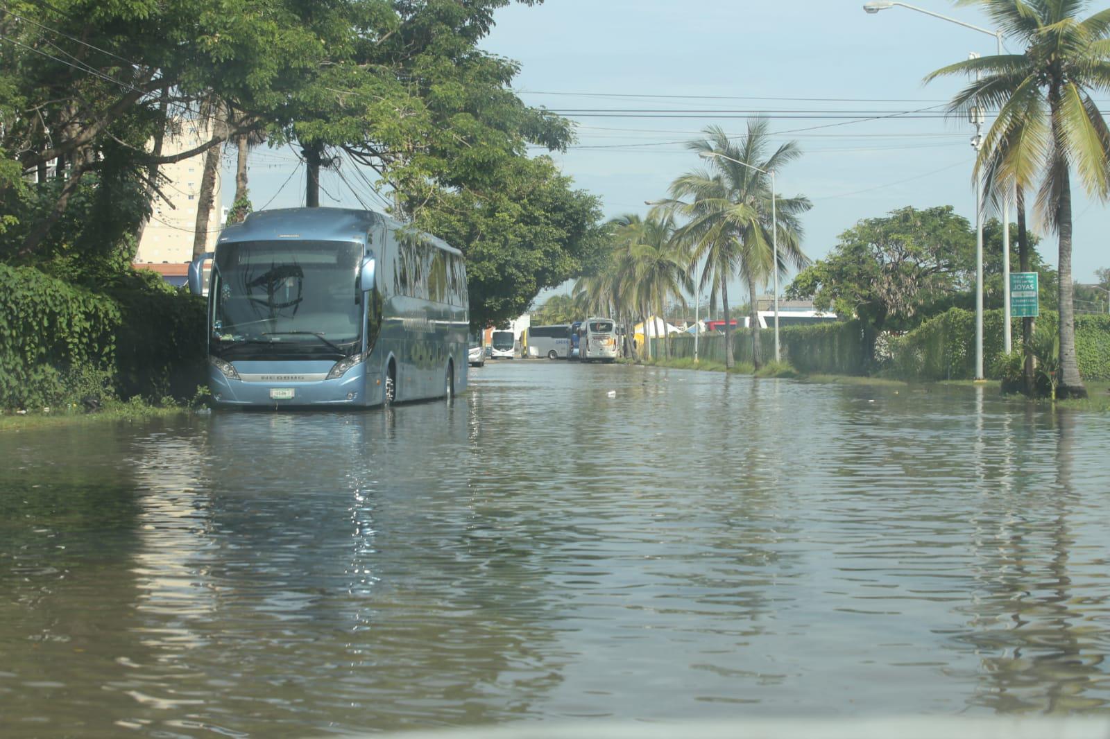 $!Por lluvia de cinco horas, movilizan a 380 personas en Mazatlán; canales y arroyos se desbordaron