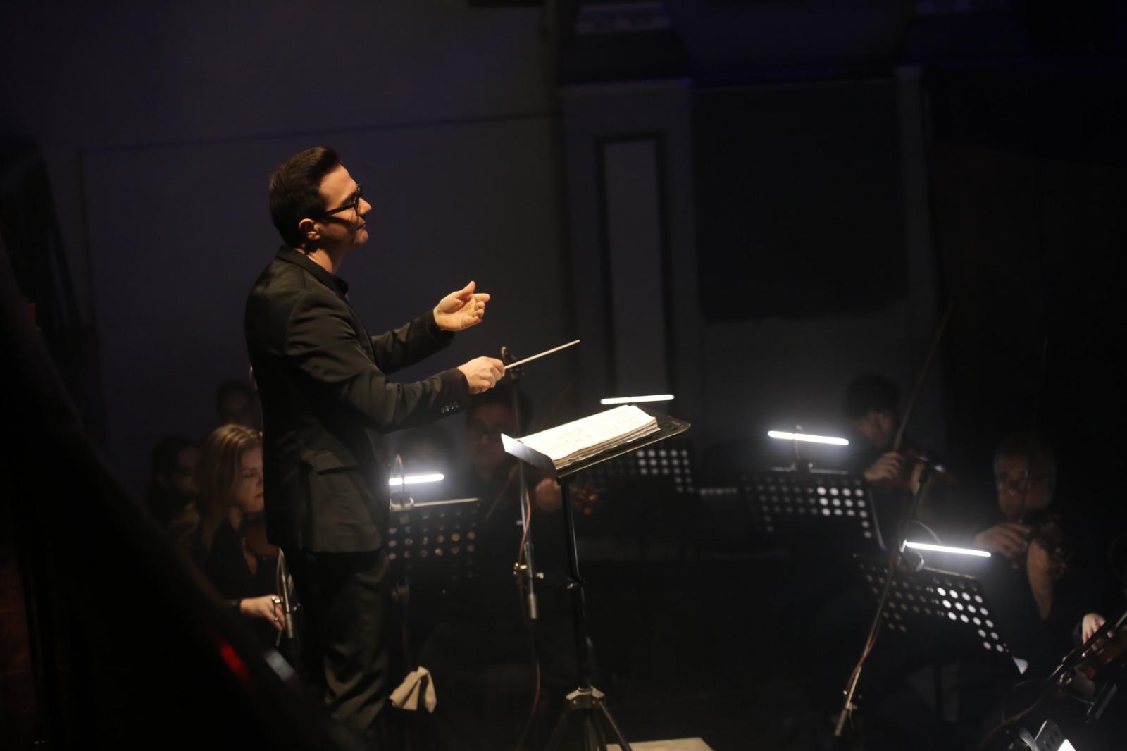 $!La obra fue interpretada por la Camerata de Mazatlán, bajo la dirección de Sergio Freeman.