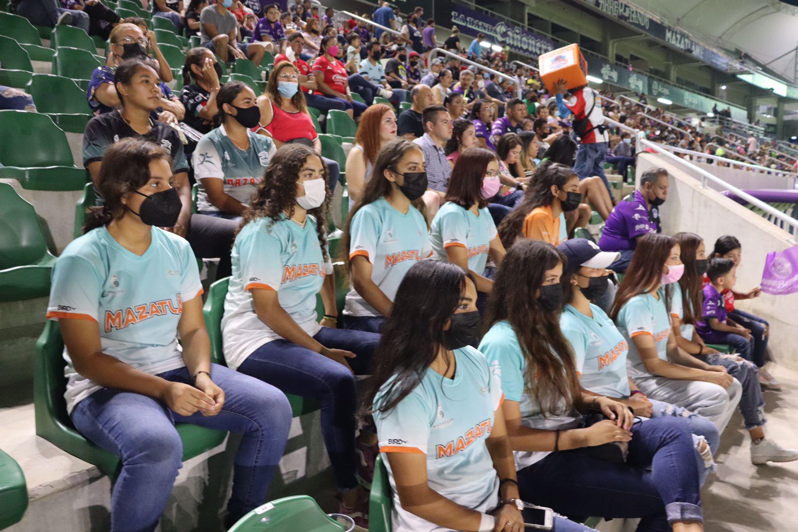 $!Las chicas de Leonas y Toros FC son ovacionadas en el Kraken