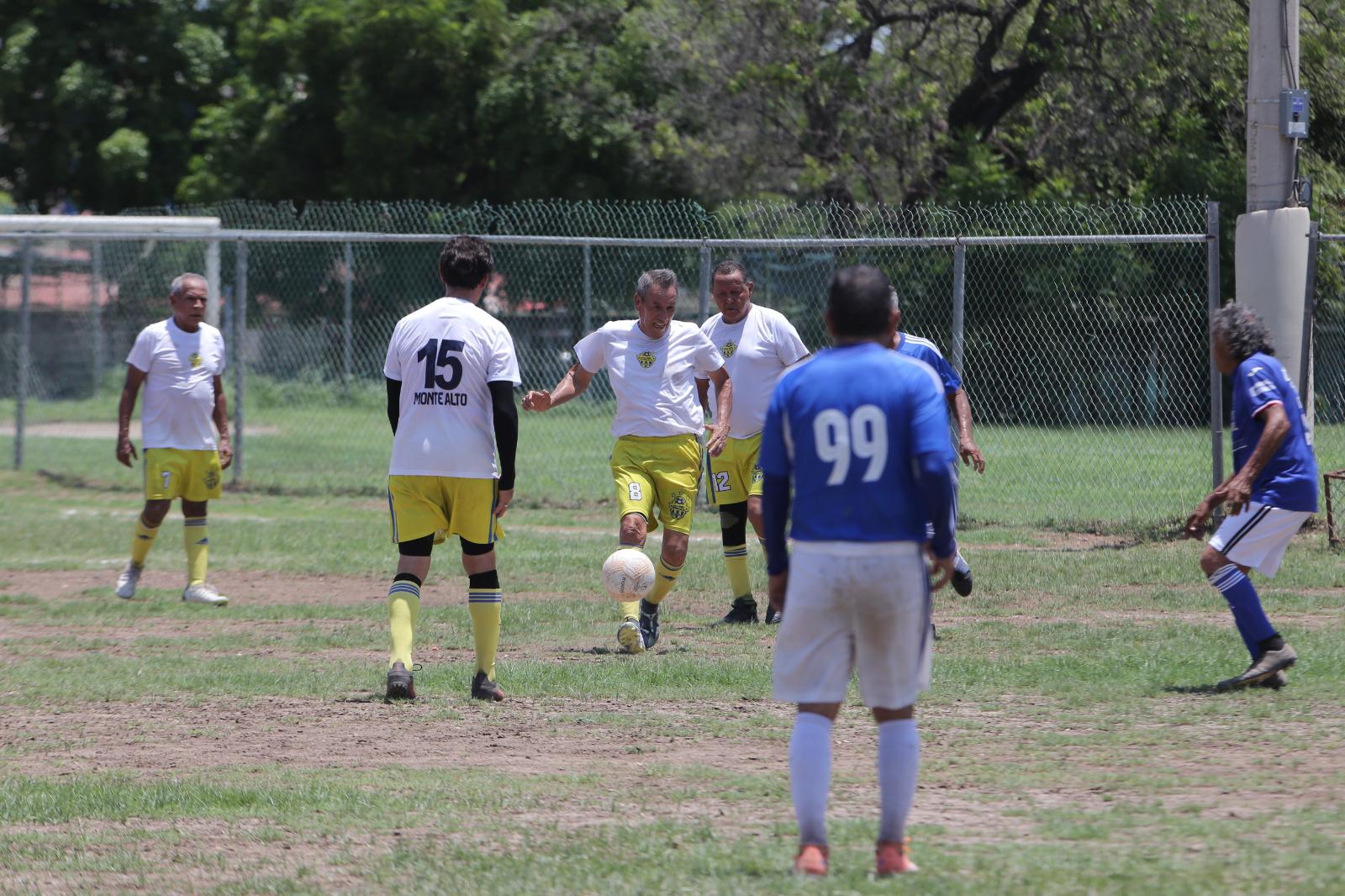$!Servigrúas sacude fuertemente a Telmex en Liga Veteranos Platino Plus