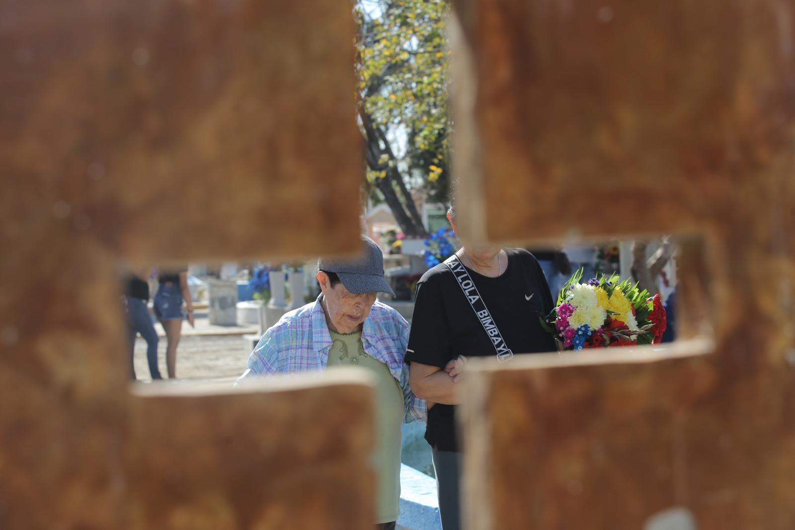 $!Acuden centenares de personas a dejar flores en panteones este Día de las Madres, en Mazatlán