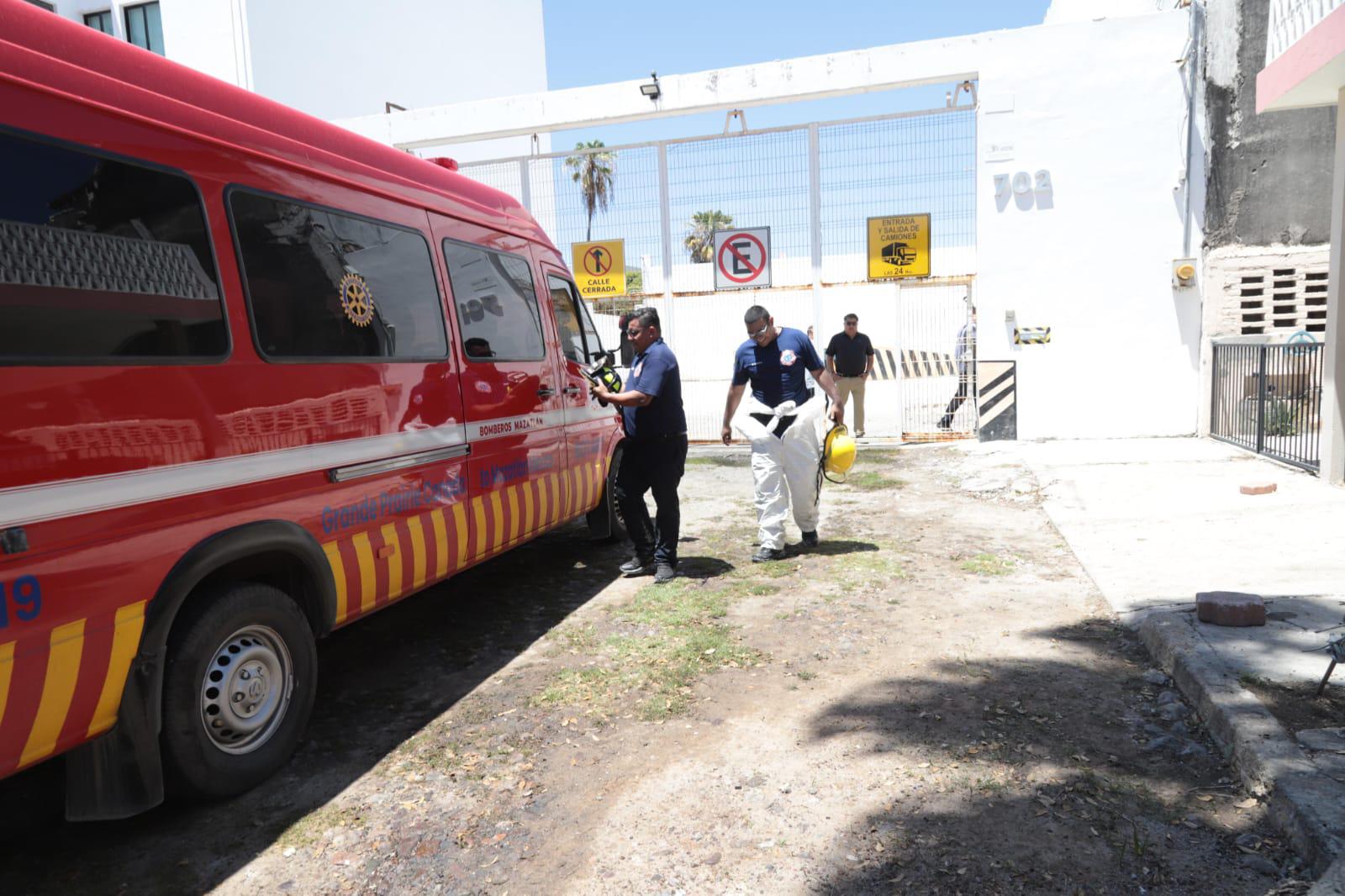 $!Persisten fuertes olores tras incendio de bodegas en la Palos Prietos, en Mazatlán