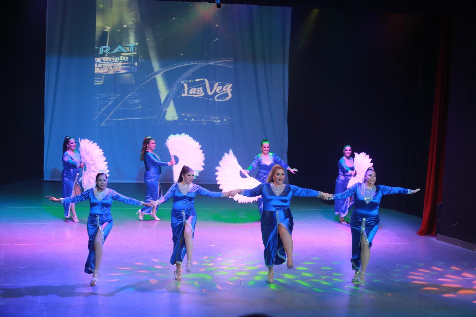 $!Ritmos latinos, tango y cabaret formaron parte del repertorio presentado por las participantes del curso de baile de salón.