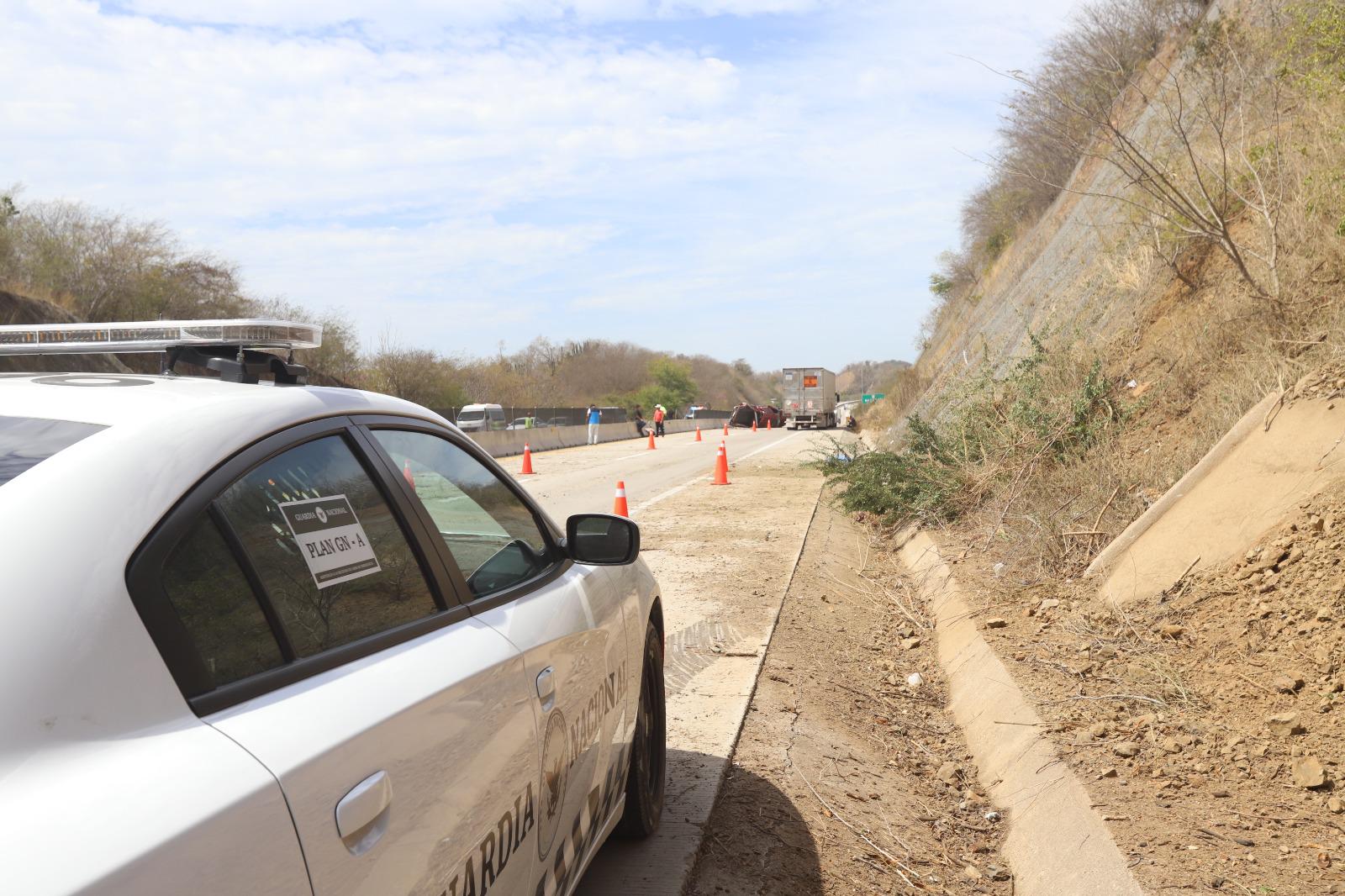 $!Volcadura en Libramiento Mazatlán deja dos muertos; camioneta da volteretas y se impacta contra muro