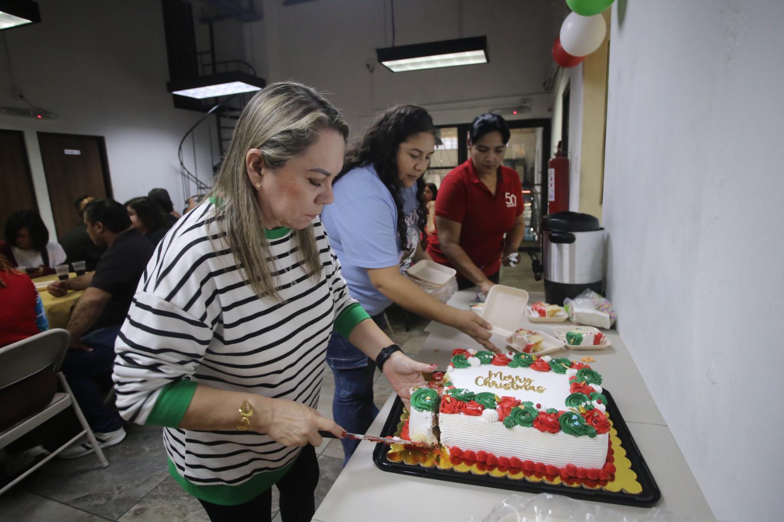 $!Elva Aguirre, Amanda Aragón y Olga Solís repartieron el pastel.