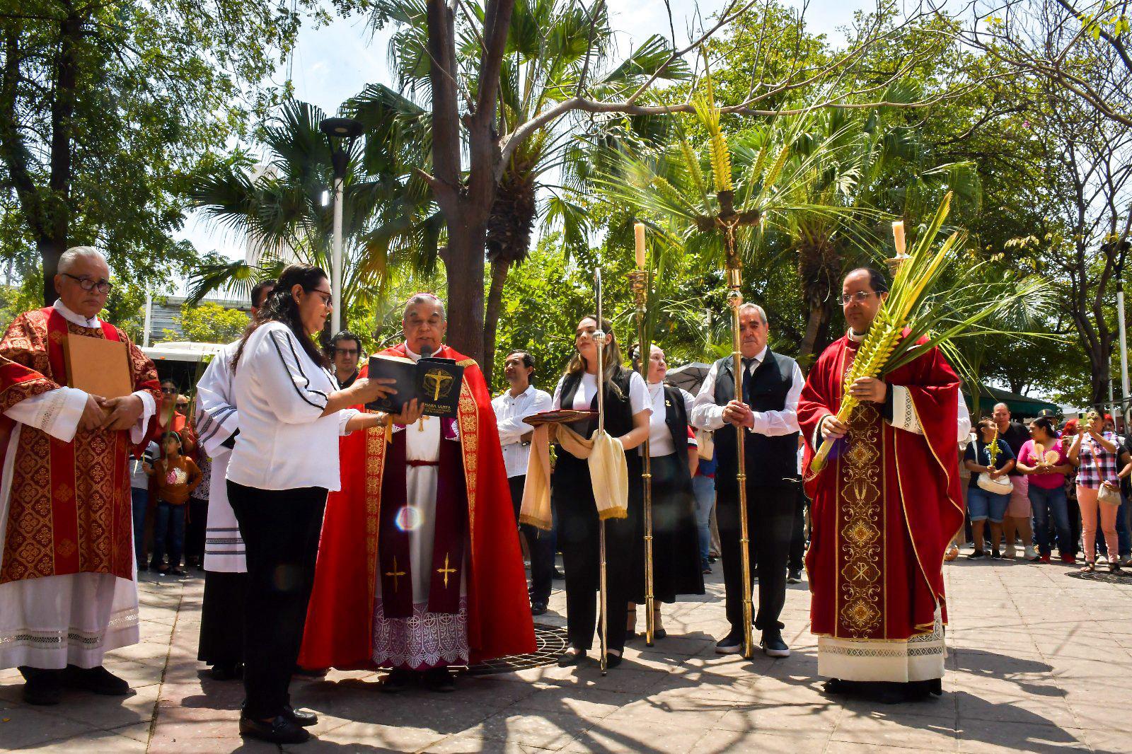 $!Celebran el Domingo de Ramos en Culiacán con misa en la Catedral