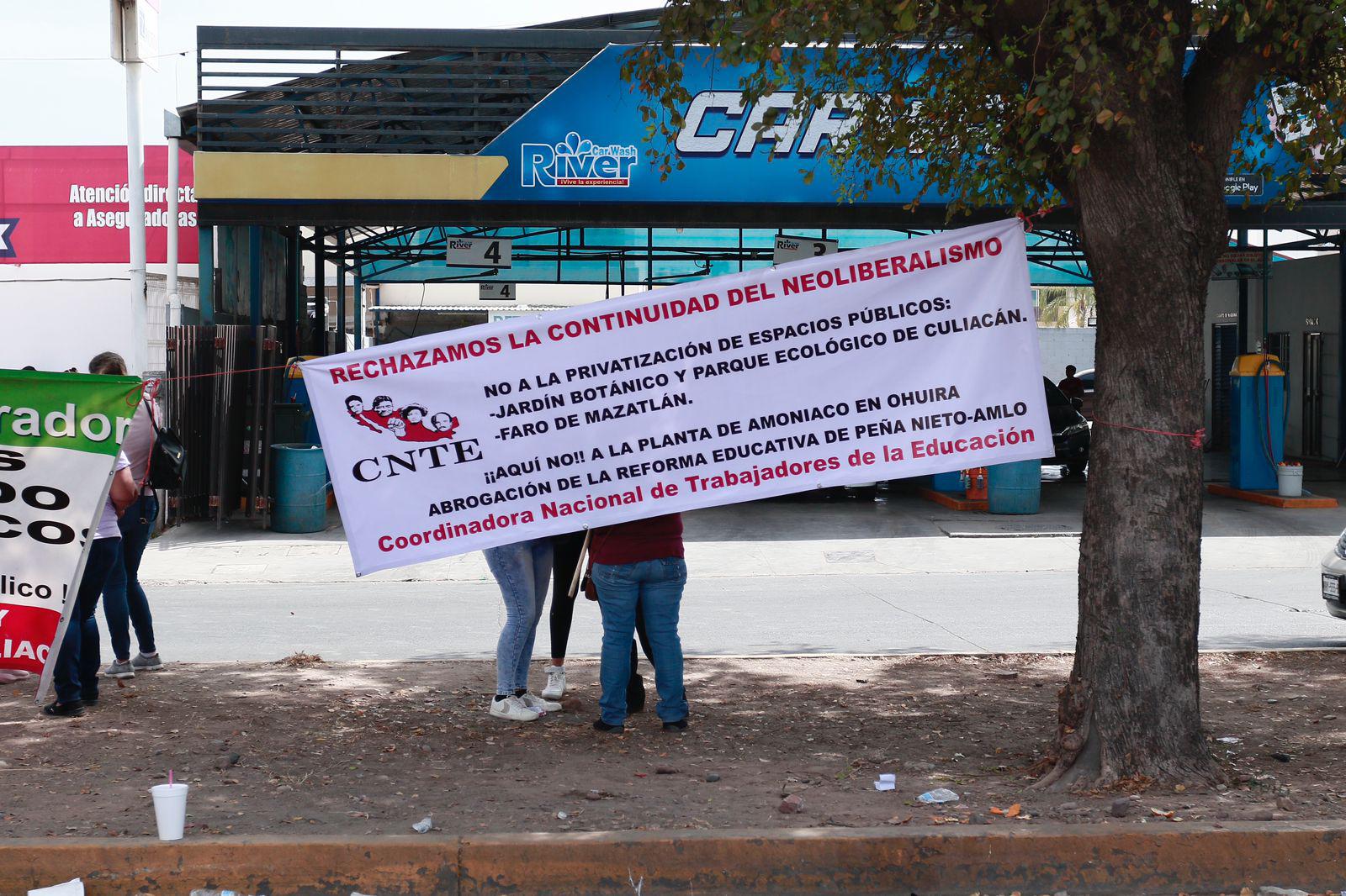 $!A puerta cerrada, AMLO se reúne con Servidores de la Nación en Culiacán