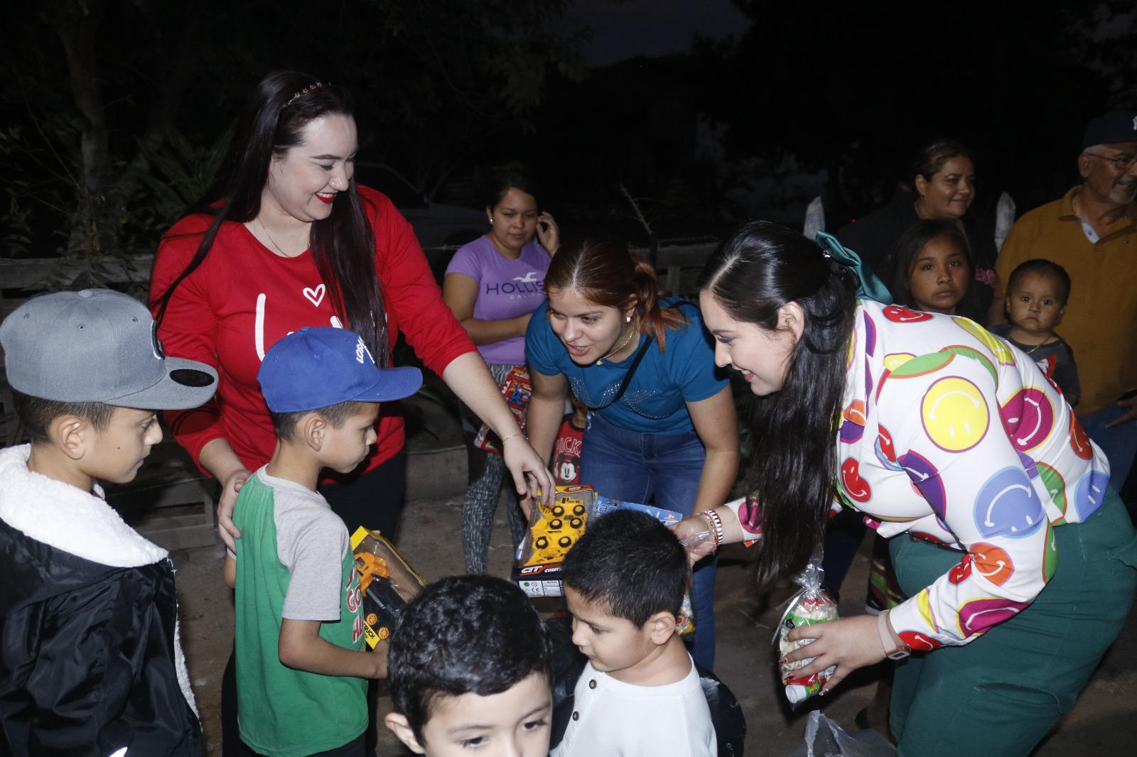 $!Llevan regalos a niños y niñas a comunidades de Escuinapa