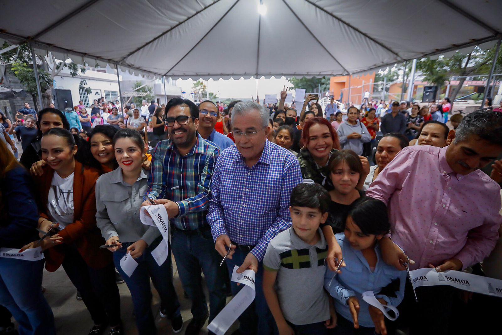 $!Después de 15 años, colonia Bicentenario de Culiacán tiene calle pavimentada