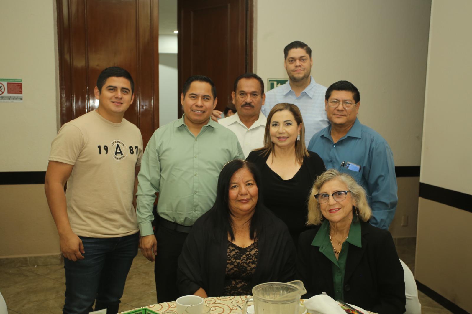 $!María Esthela entre algunos de los integrantes de la agrupación.