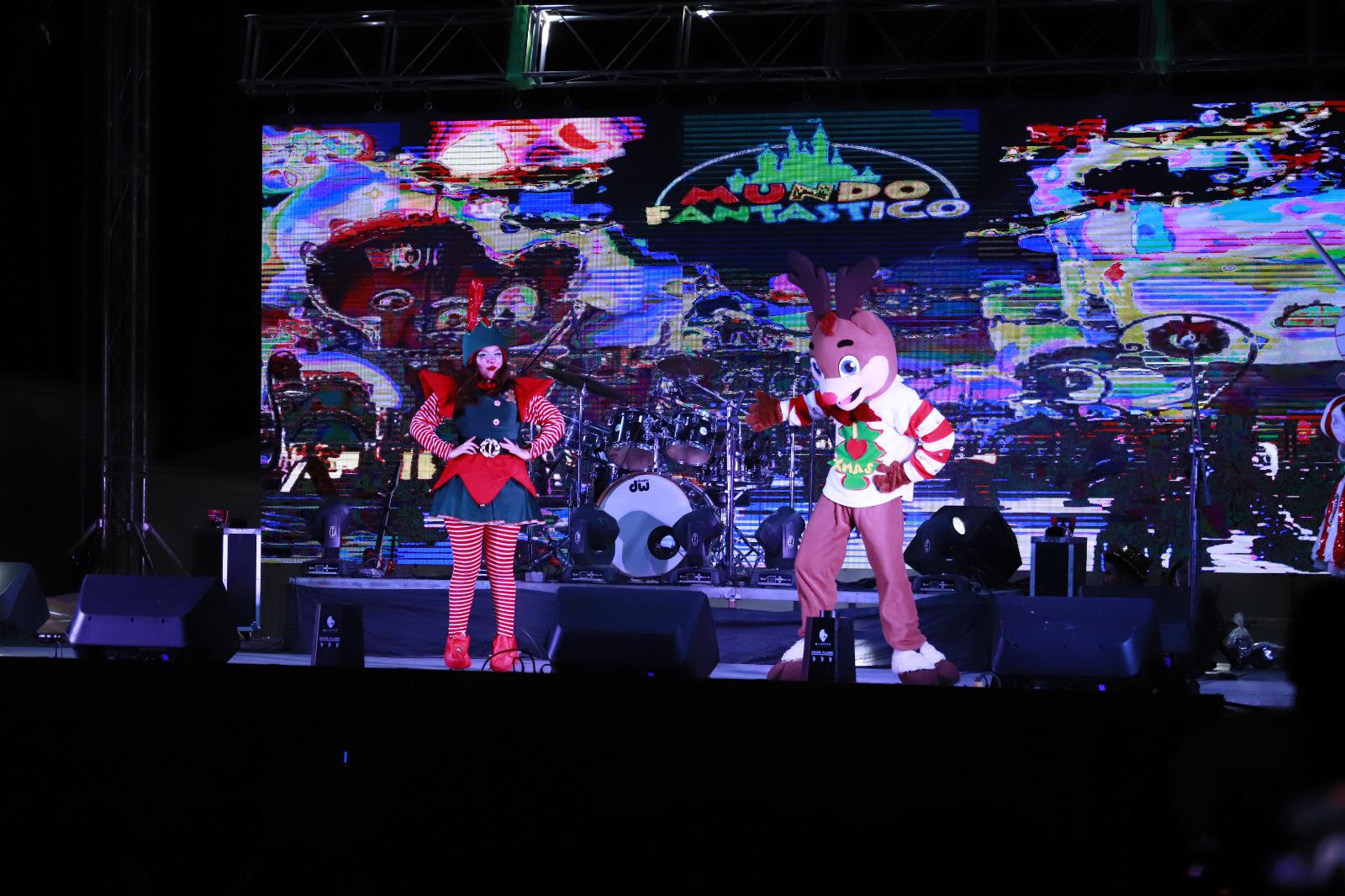 $!Entre verbena y show musical, Rocha enciende el árbol navideño del Palacio de Gobierno