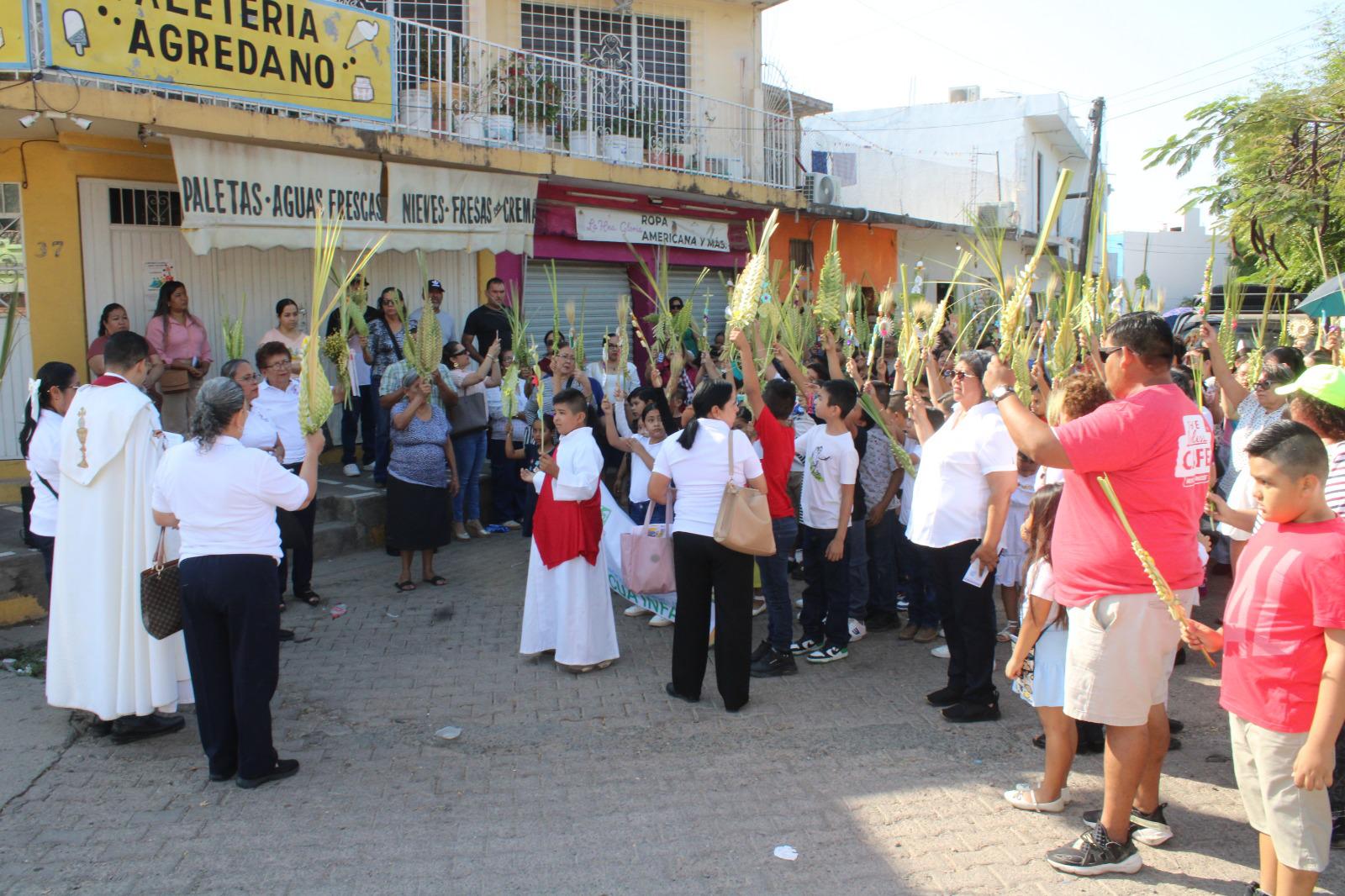 $!Niños y adultos celebran el inicio de la Semana Santa con el Domingo de Ramos en Rosario