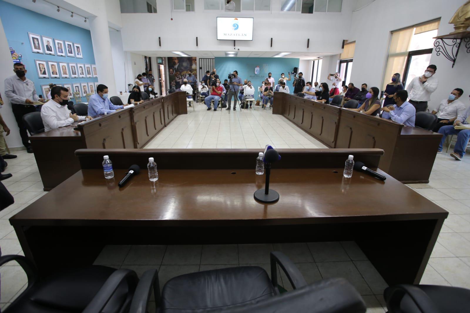 $!Cabildo de Mazatlán inicia con crisis política