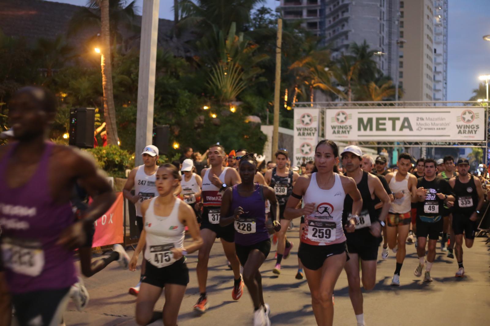 $!Olímpico Juan Luis Barrios conquista el Medio Maratón Mazatlán