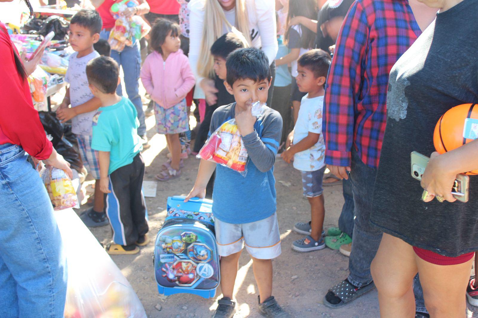 $!Alumnos de CESUR realizan entrega de juguetes a niños de colonia de El Rosario