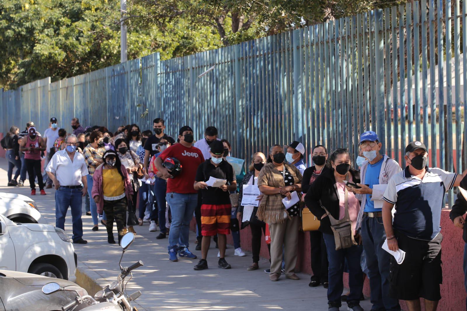 $!Desde adolescentes hasta adultos mayores acuden a vacunarse en el Polideportivo de Mazatlán