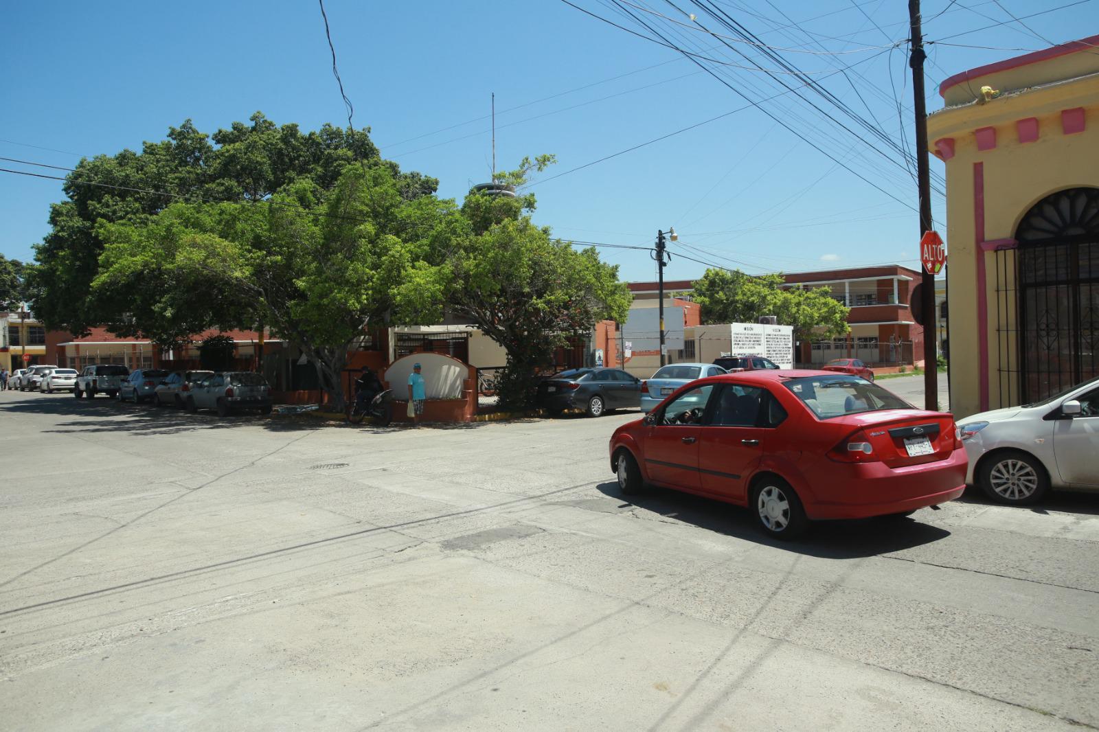 $!Sin pasos peatonales afuera de la Primaria Ángel Flores.