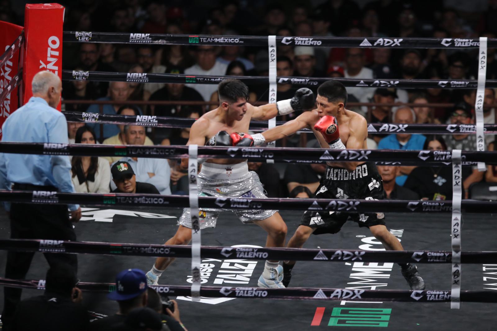 $!Aréchiga, Vega y Amaro brillan en la noche de boxeo del CUM en Mazatlán