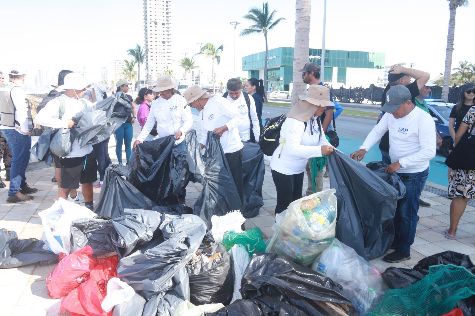 $!Se suman voluntarios a limpieza masiva de playas en Mazatlán