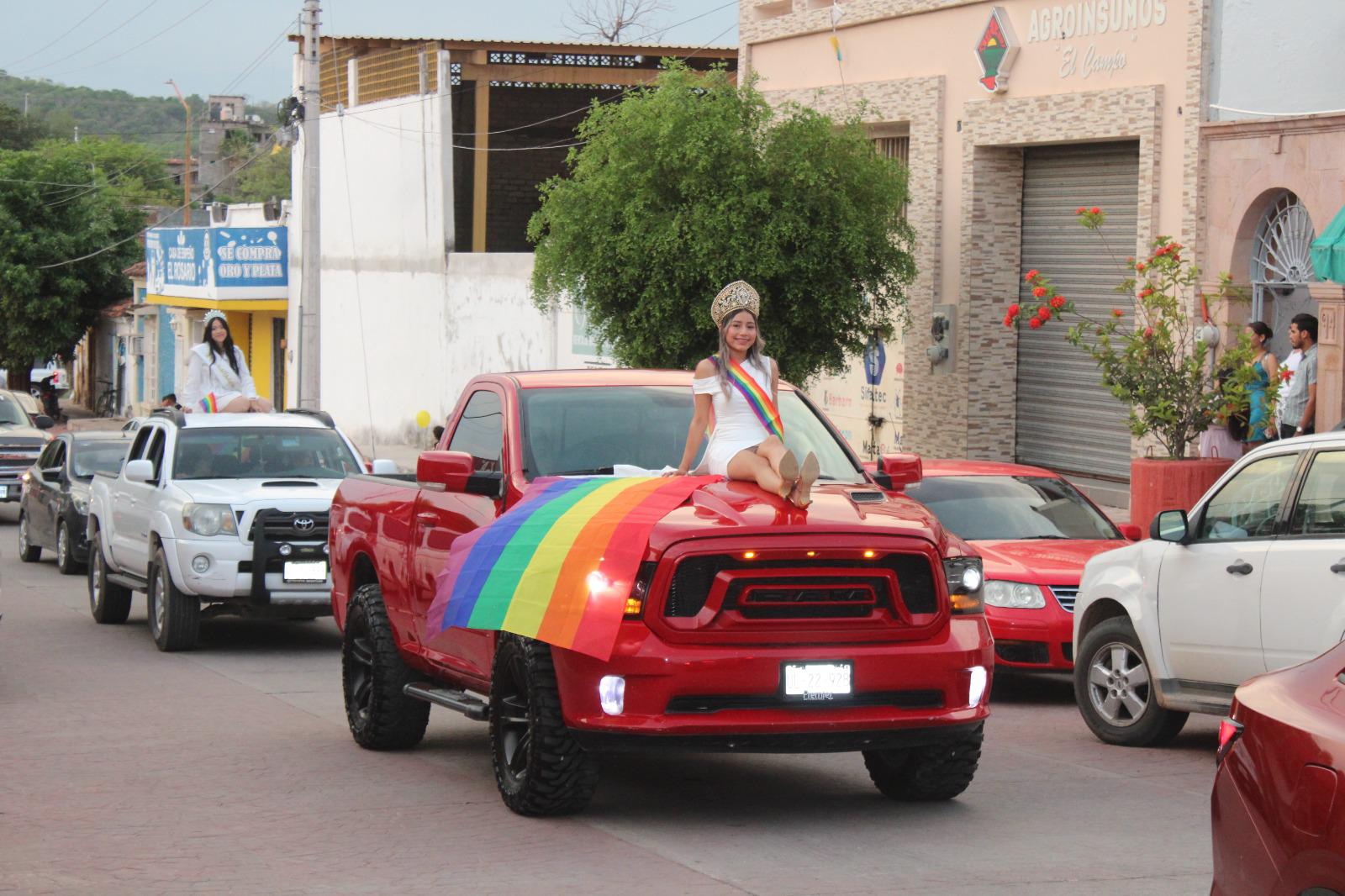 $!Marcha LGBT+ en Rosario se viste de blanco en memoria de víctimas de crímenes de odio