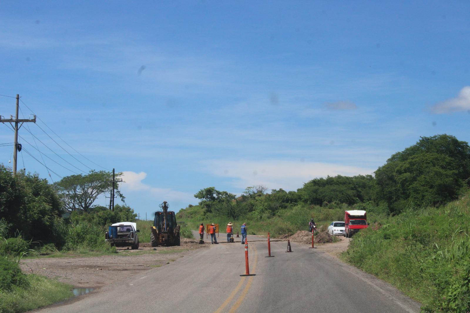 $!Obras Públicas atiende puntos críticos de baches en la ciudad y carretera de Rosario