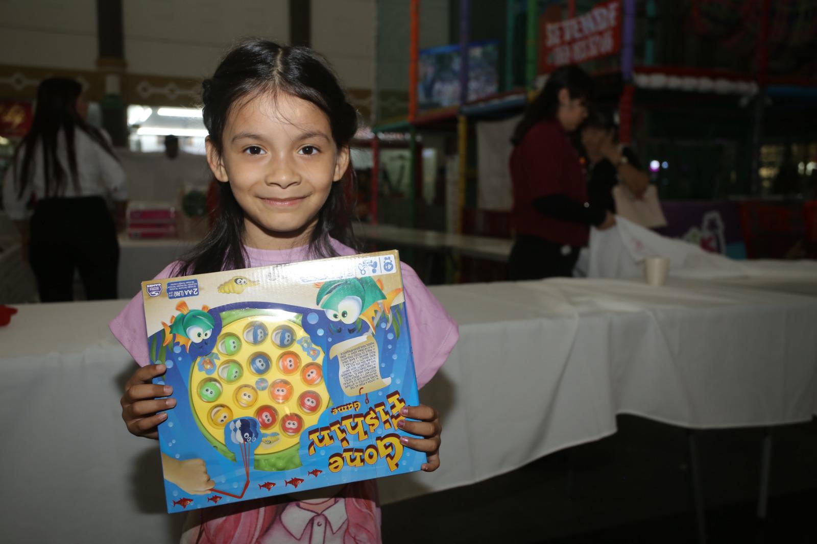 $!Michelle feliz con su regalo.