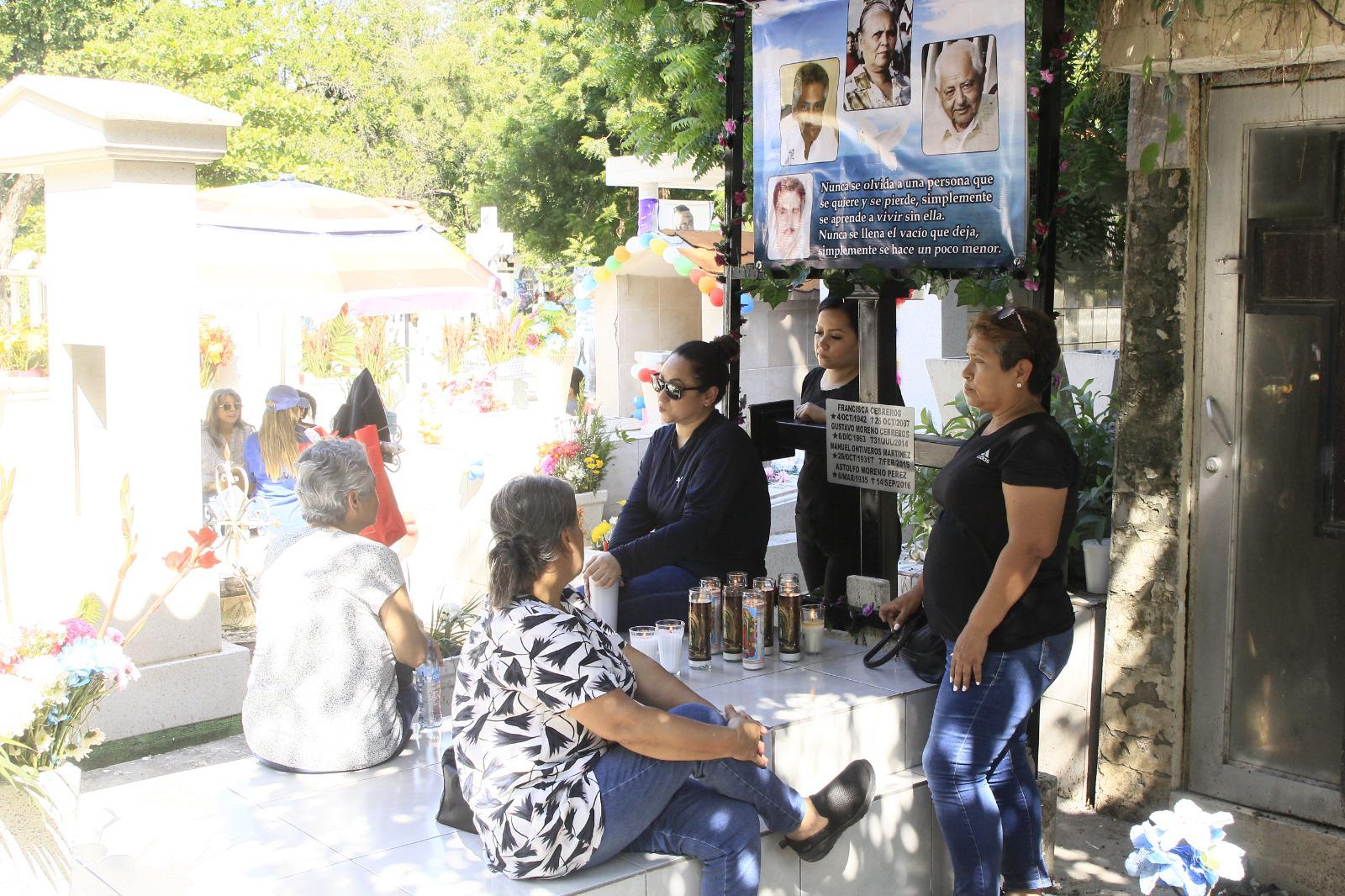 $!Panteones de Culiacán albergan reencuentros familiares en el Día de Muertos