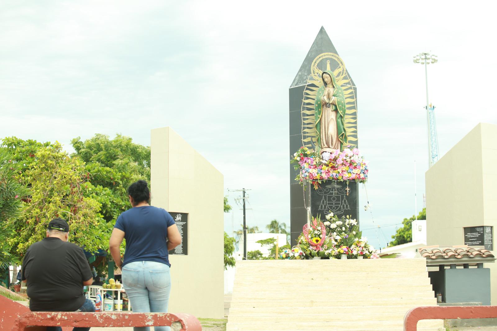 $!Con flores y veladoras, piden a la Virgen de la Puntilla protección contra el huracán