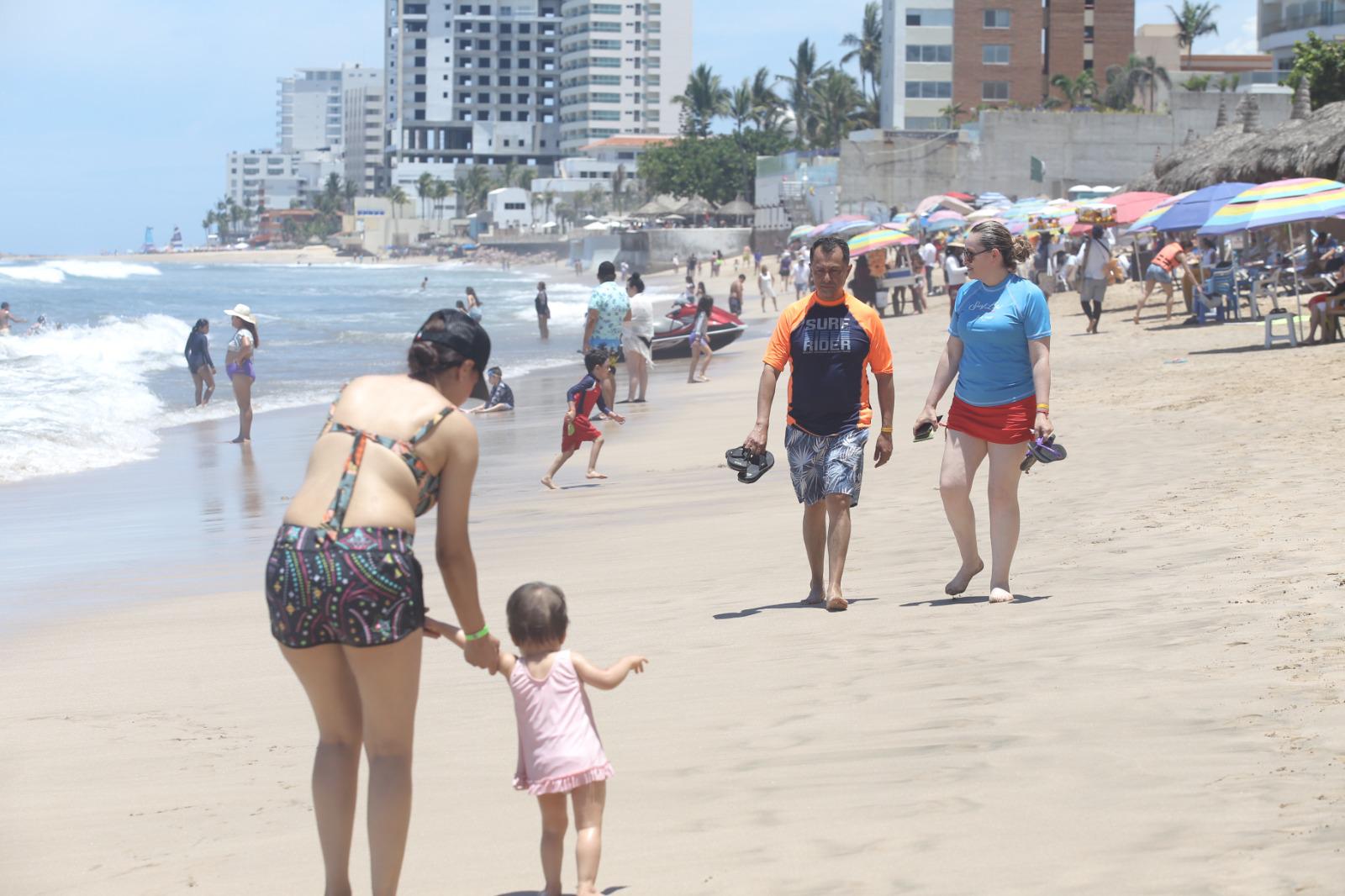 $!Disfrutan cientos de las playas en un fin de semana muy caluroso en Mazatlán