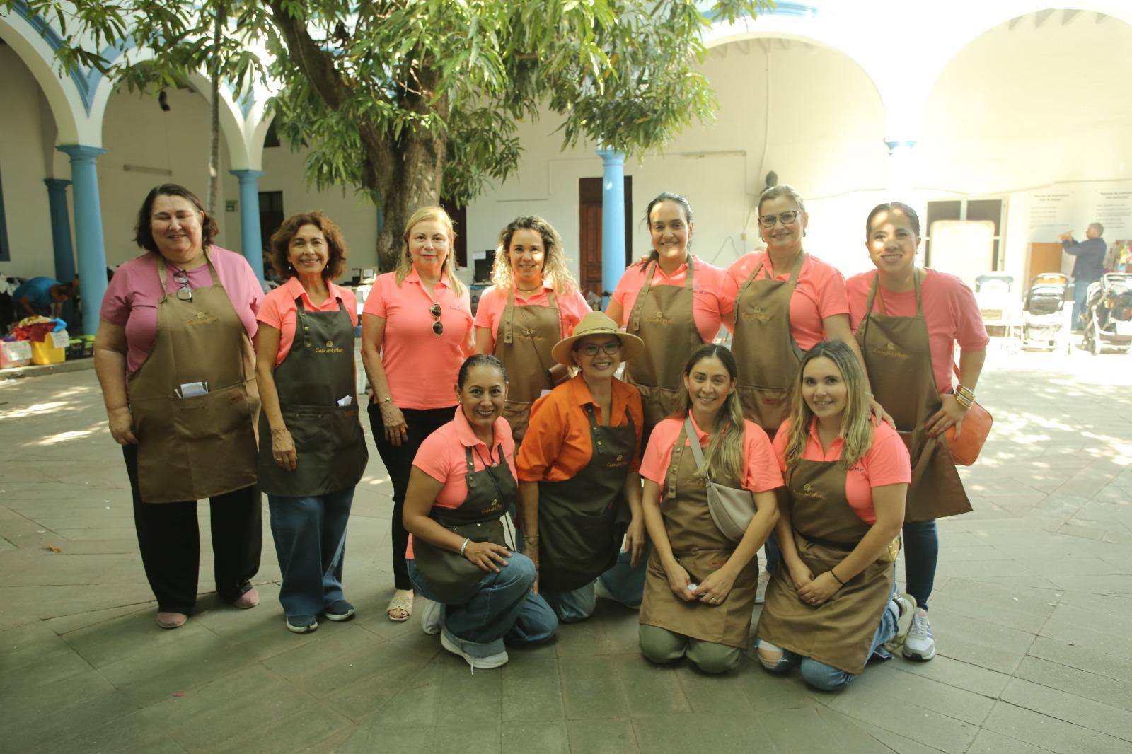 $!Las chicas del Patronato fueron las anfitrionas del bazar.