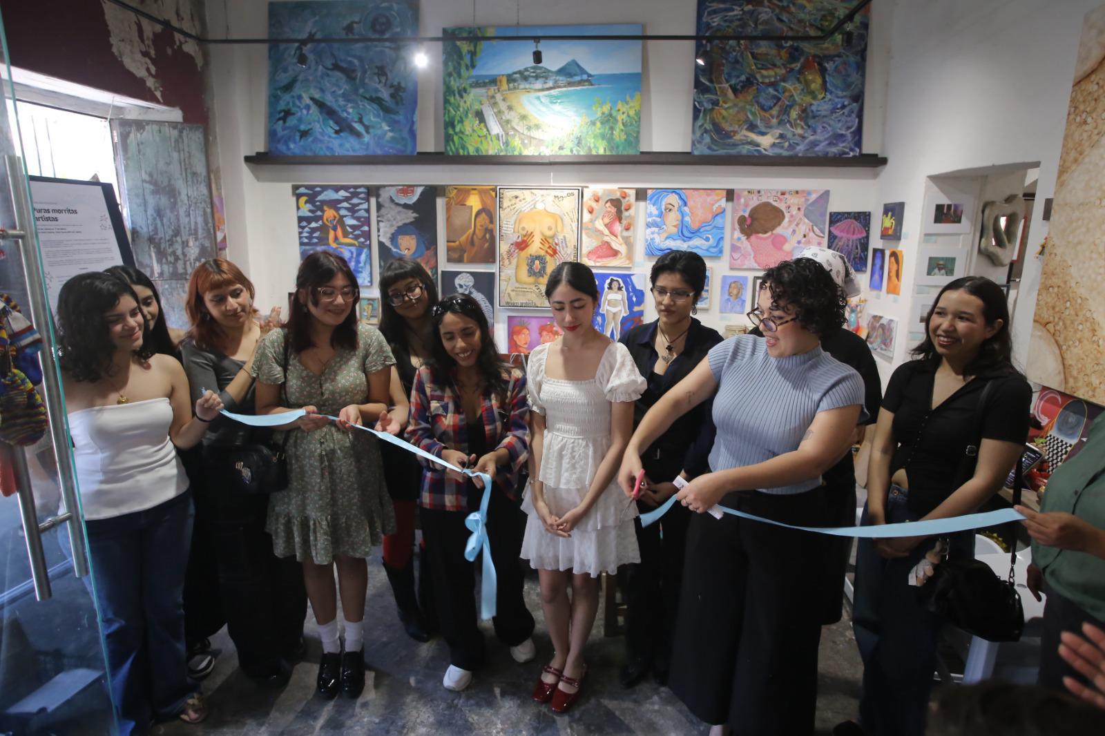 $!El comité organizador al momento del corte del listón.