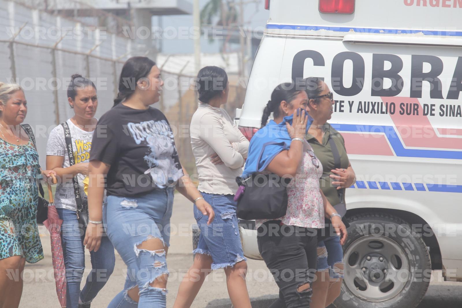 $!Irrumpen familiares en el Penal de Mazatlán ante falta de información sobre víctimas de riña