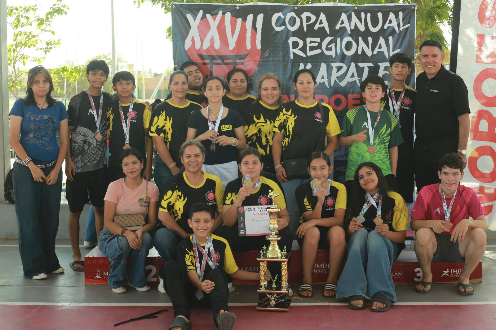 $!La delegación de Sonora junto a su sensei José María Leyva Valencia con sus medallas obtenidas en la jornada.