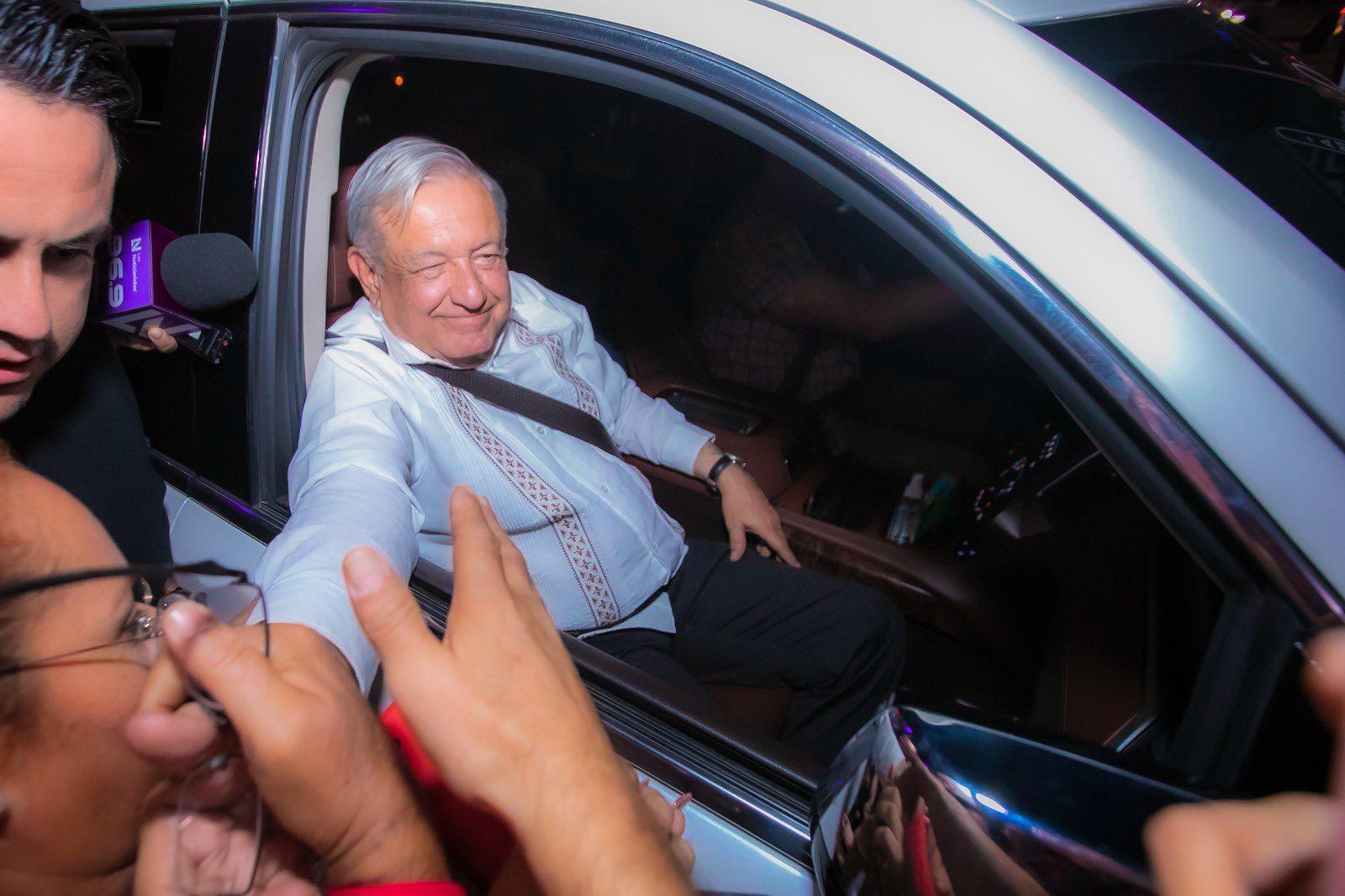 $!López Obrador es recibido con banda y porras, pero también con manifestaciones