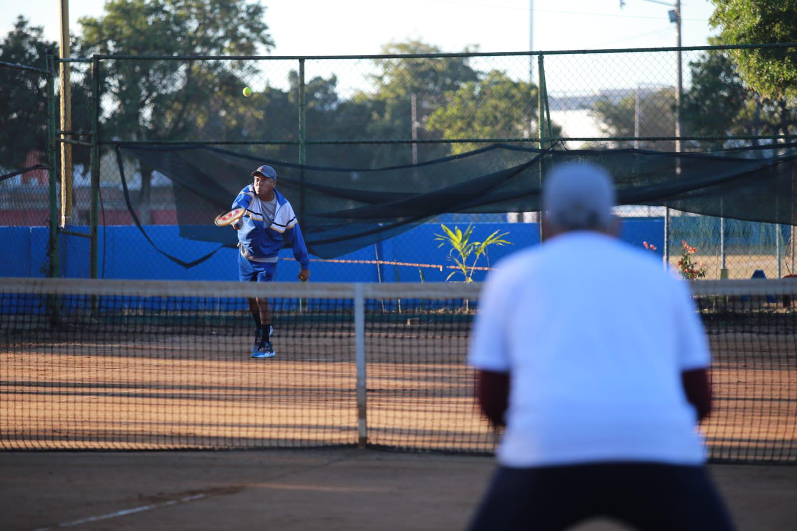 $!Sánchez y Bonilla salen triunfadores en Tenis Carnaval, en Club Muralla