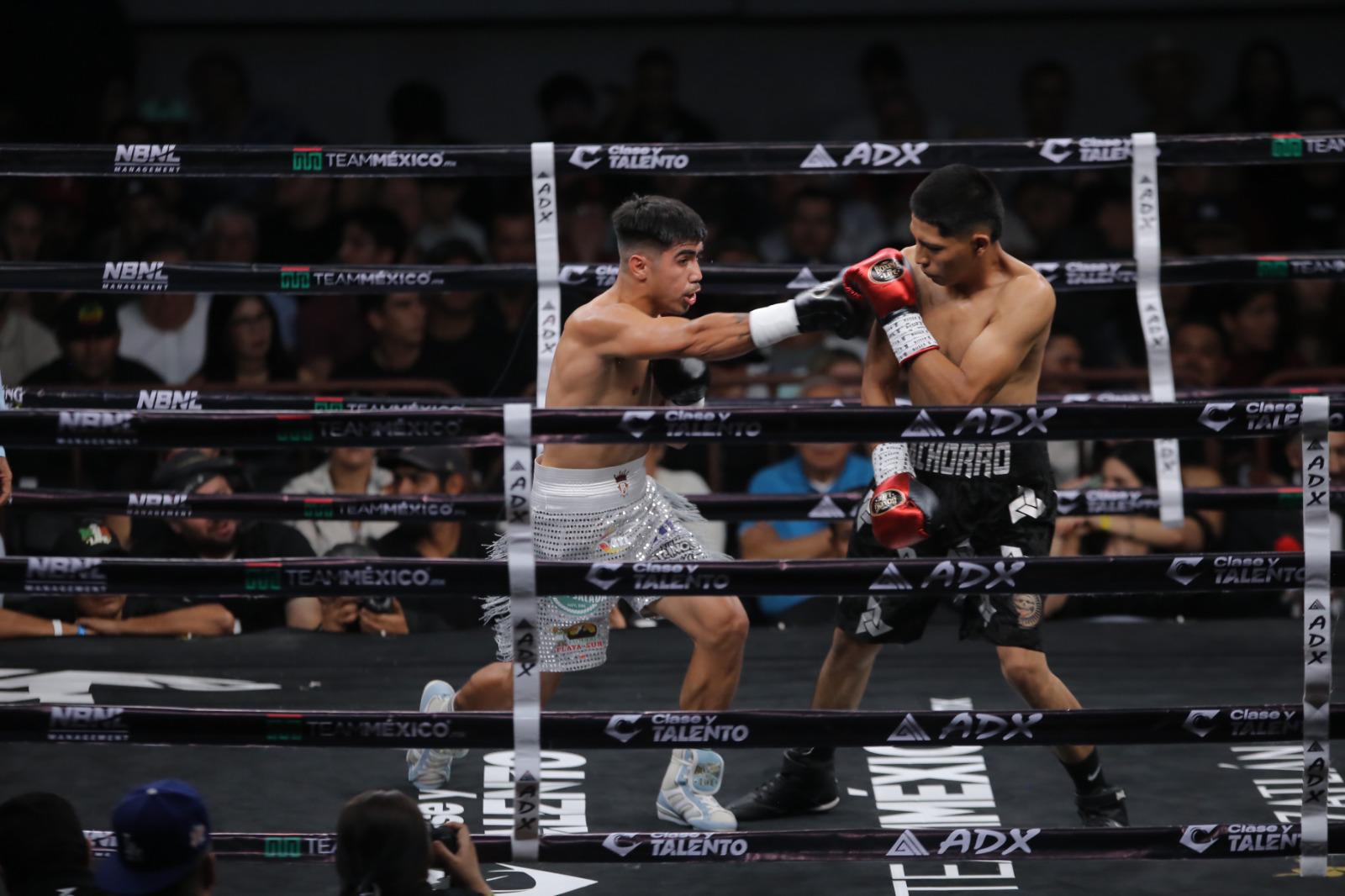 $!Aréchiga, Vega y Amaro brillan en la noche de boxeo del CUM en Mazatlán