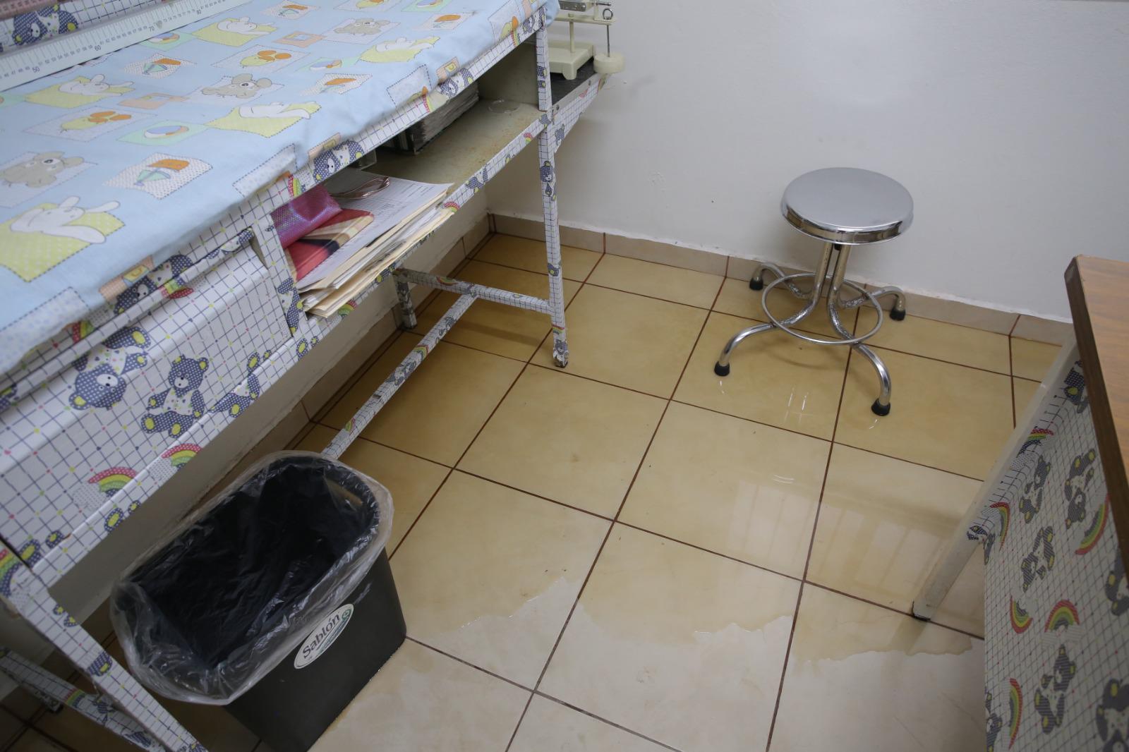 $!Impermeabilizaron pero ahora en Clínica del IMSS Bienestar en Mazatlán les entra más agua