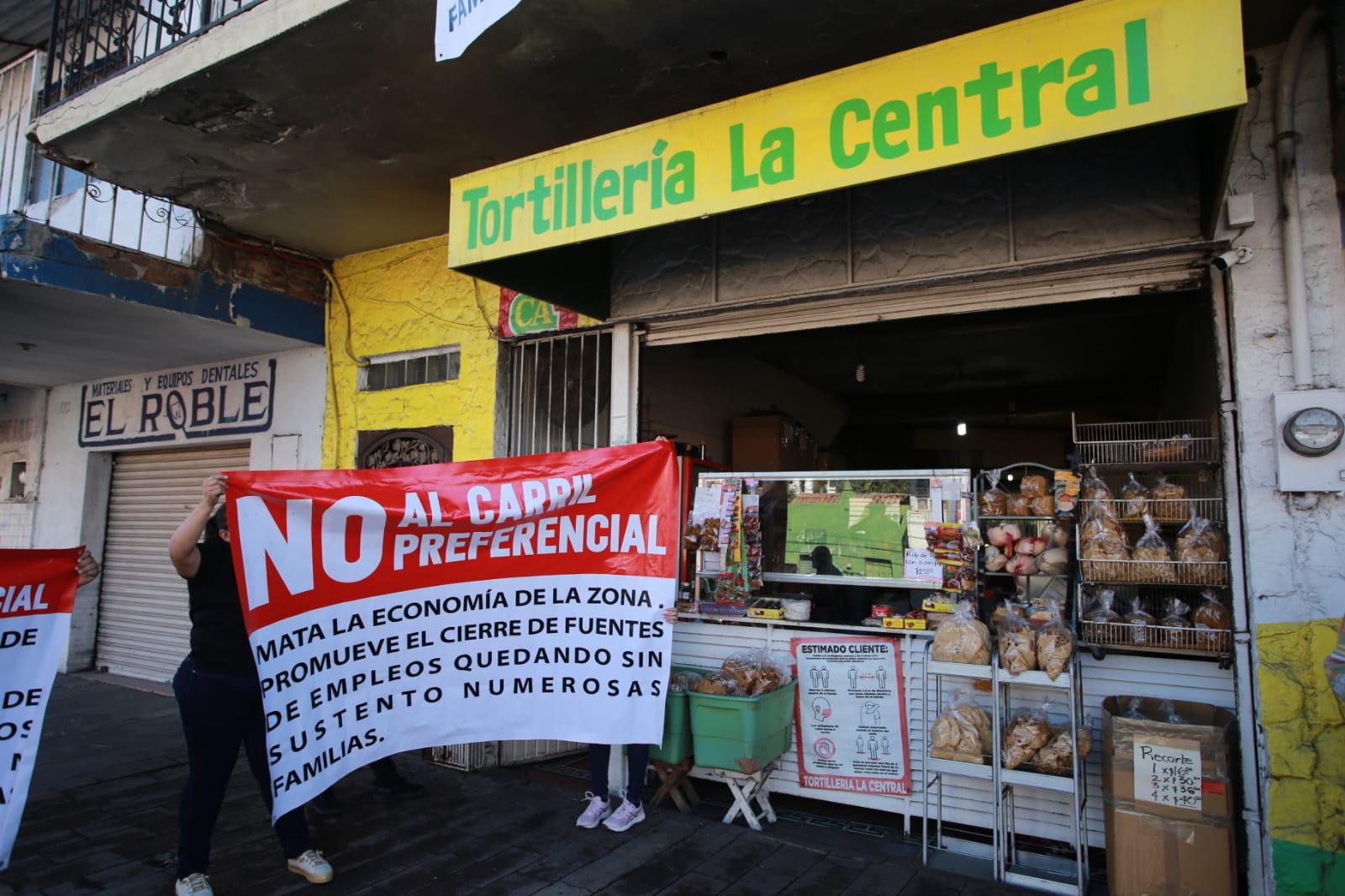 $!Carril preferencial en Mazatlán mata la economía, denuncian comerciantes de la Juan Carrasco