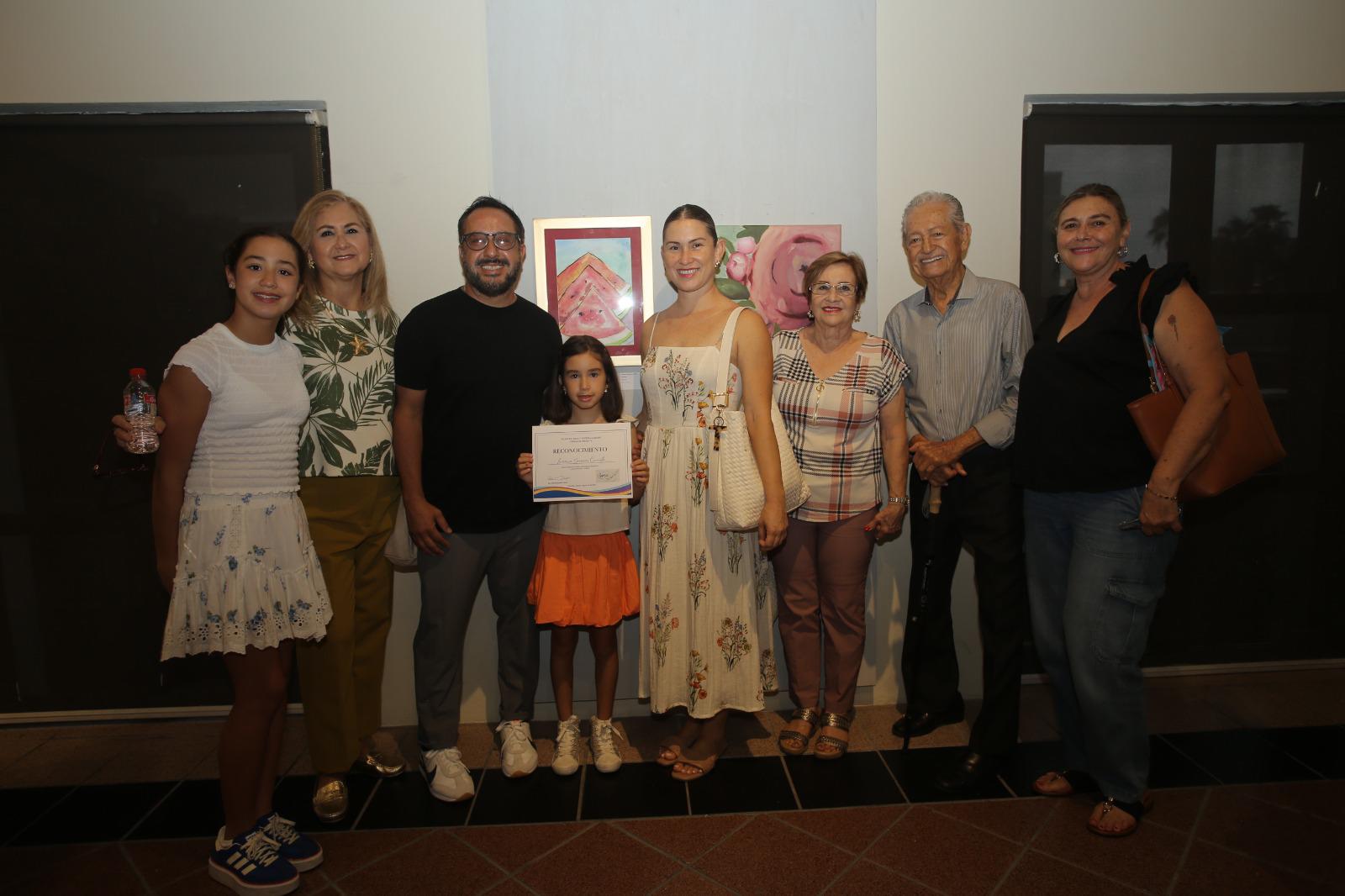 $!Luciana Saracco Cerrillo junto a su familia, Roberta Saracco, Bety Camacho, Roberto Saracco, Tania Cerrillo, Rosa María de Saracco, Octavio Saracco y Alma Almaguer.