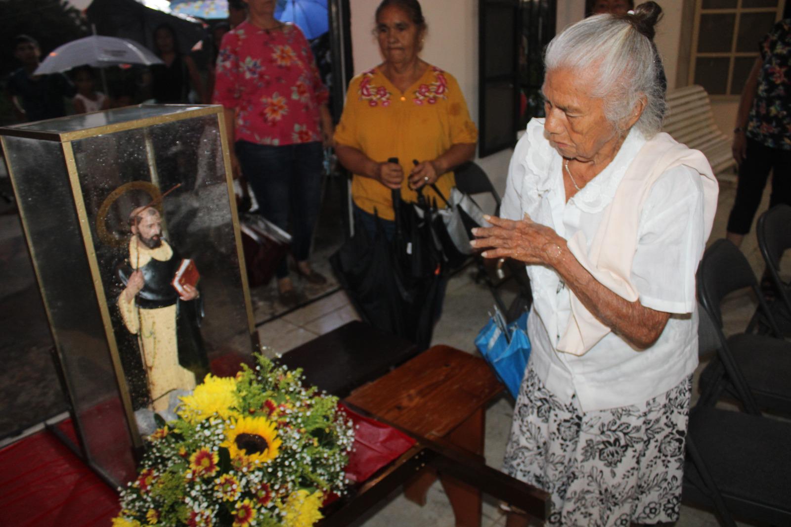 $!Lluvias no apagan el fervor por Santo Domingo de Guzmán en El Rosario