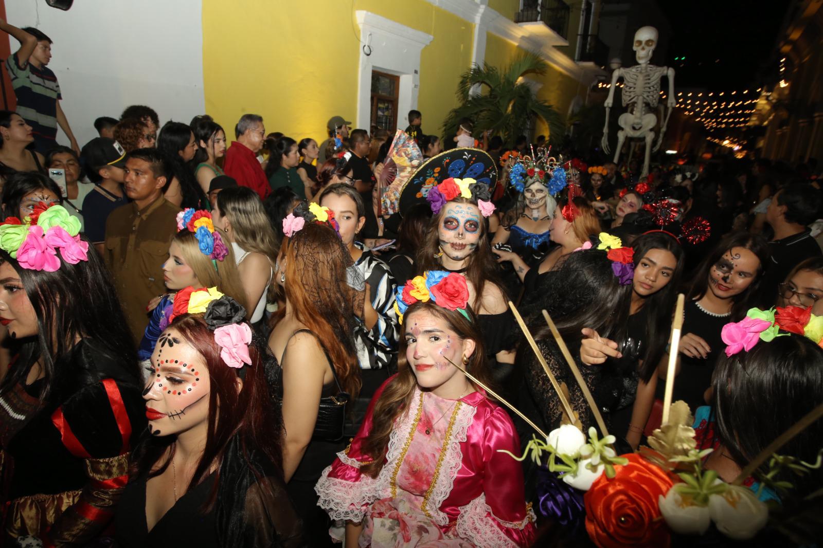 $!Mazatlán celebra la ‘Noche de Esperanza’ con arte y callejoneada de Día de Muertos