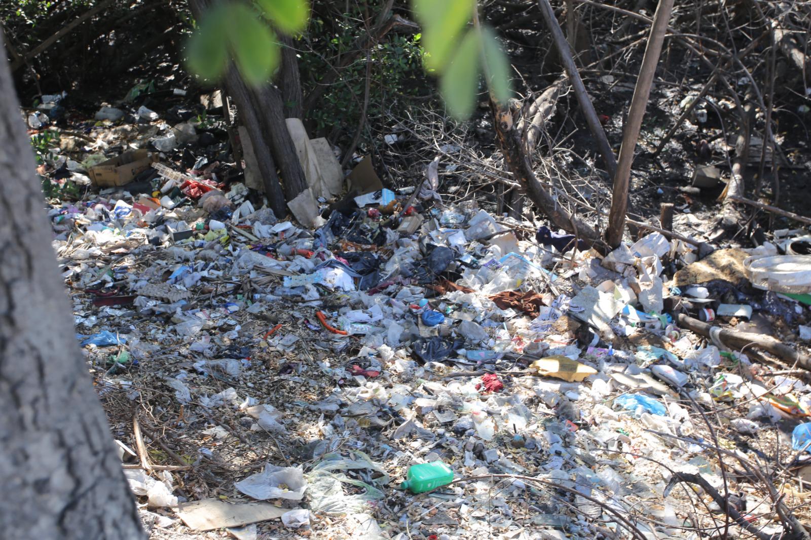 $!Continúa acumulación de basura, baches e invasión en el Estero del Infiernillo en Mazatlán