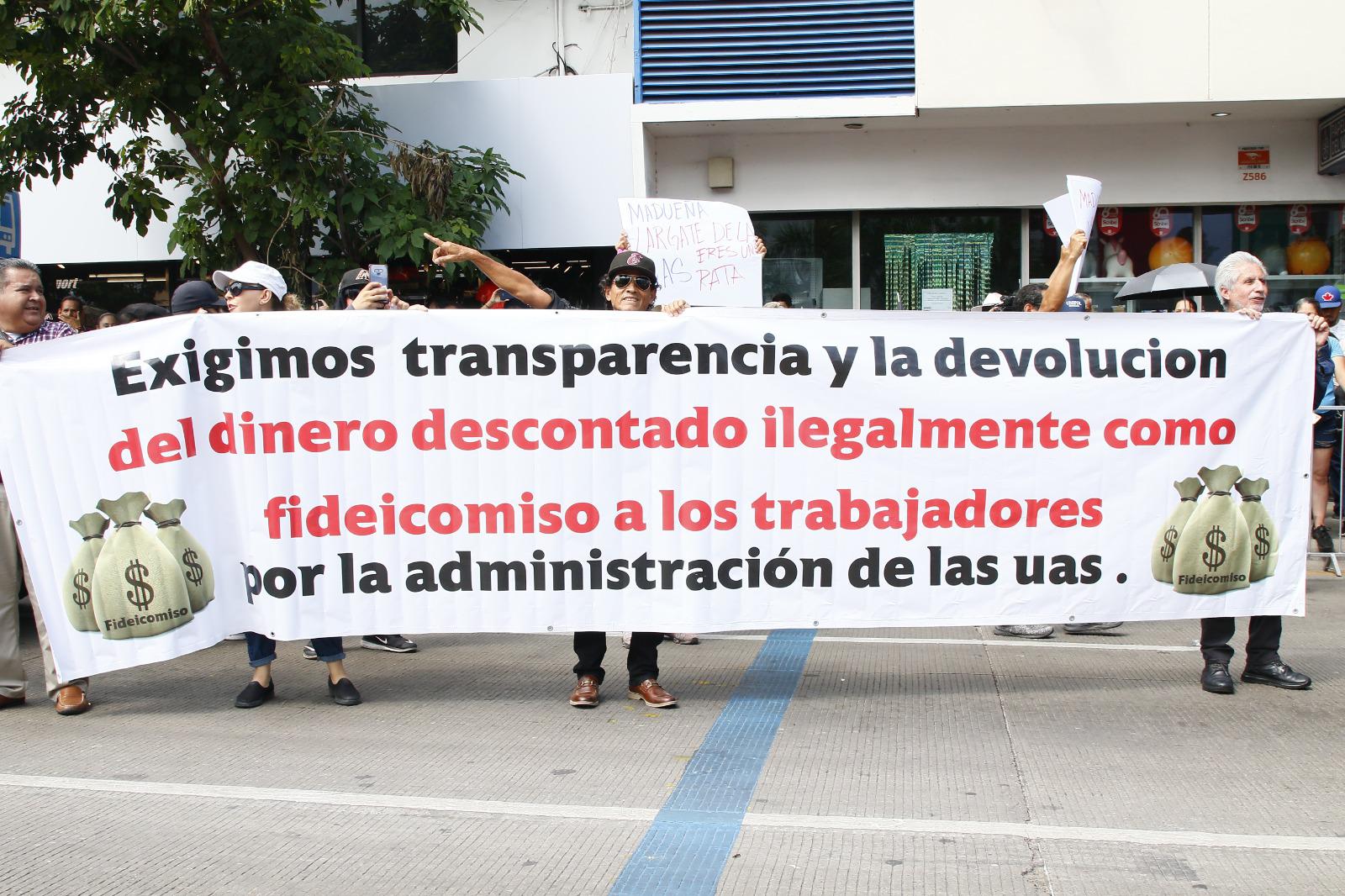 $!Protestan contra Rector de la UAS durante desfile de la Independencia en Culiacán