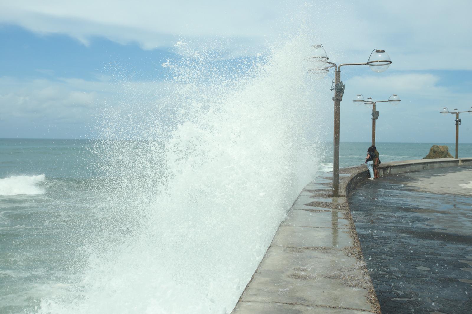 $!Cierran de nuevo las playas de Mazatlán por fuerte oleaje