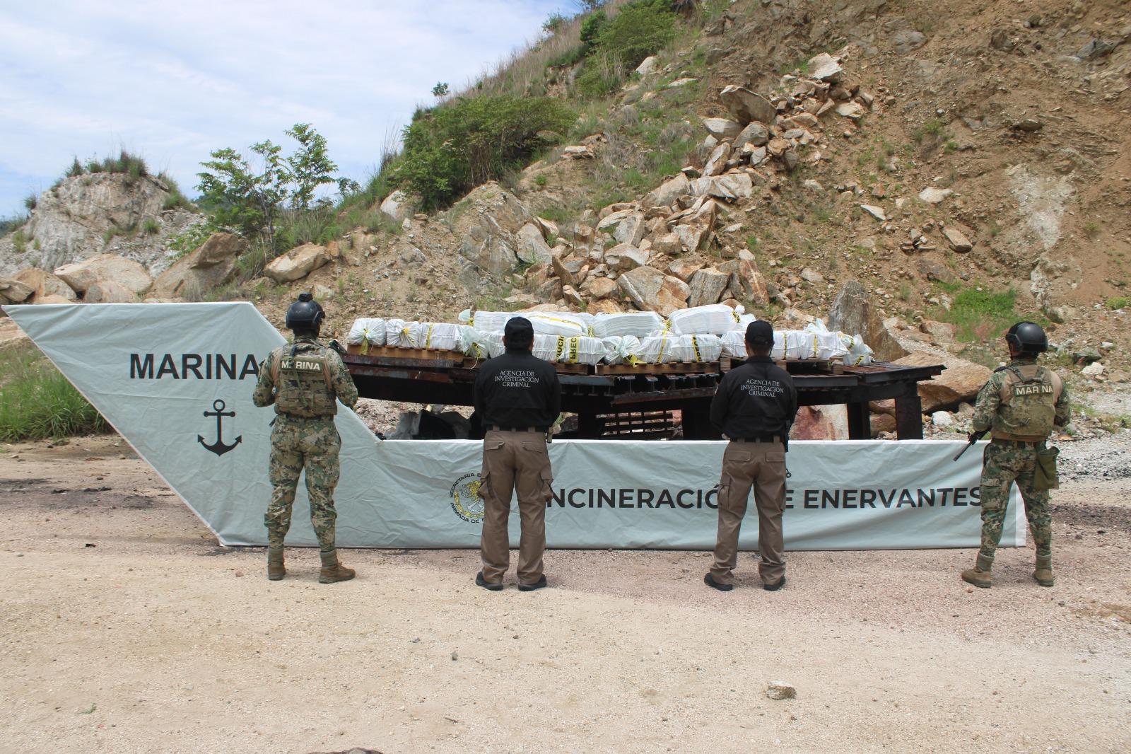 $!Incineran 1.5 toneladas de clorhidrato aseguradas en costas de Guerrero