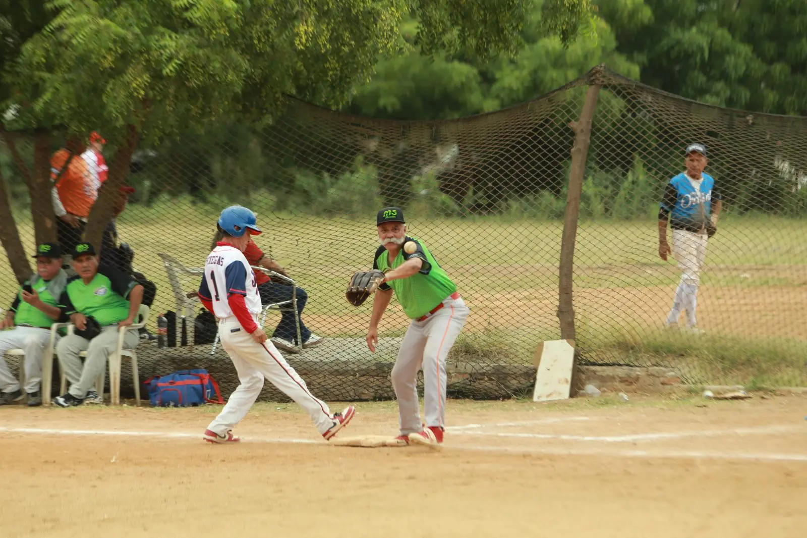 $!Diablos lleva paso invicto en Liga de Beisbol Dominical del Polluelos