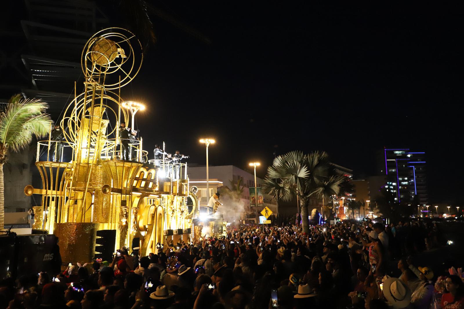 $!Miles de personas acudieron al segundo desfile del carnaval.