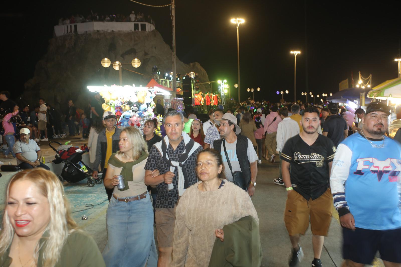 $!Combate Naval reunió cerca de 95 mil personas en Olas Altas en Mazatlán