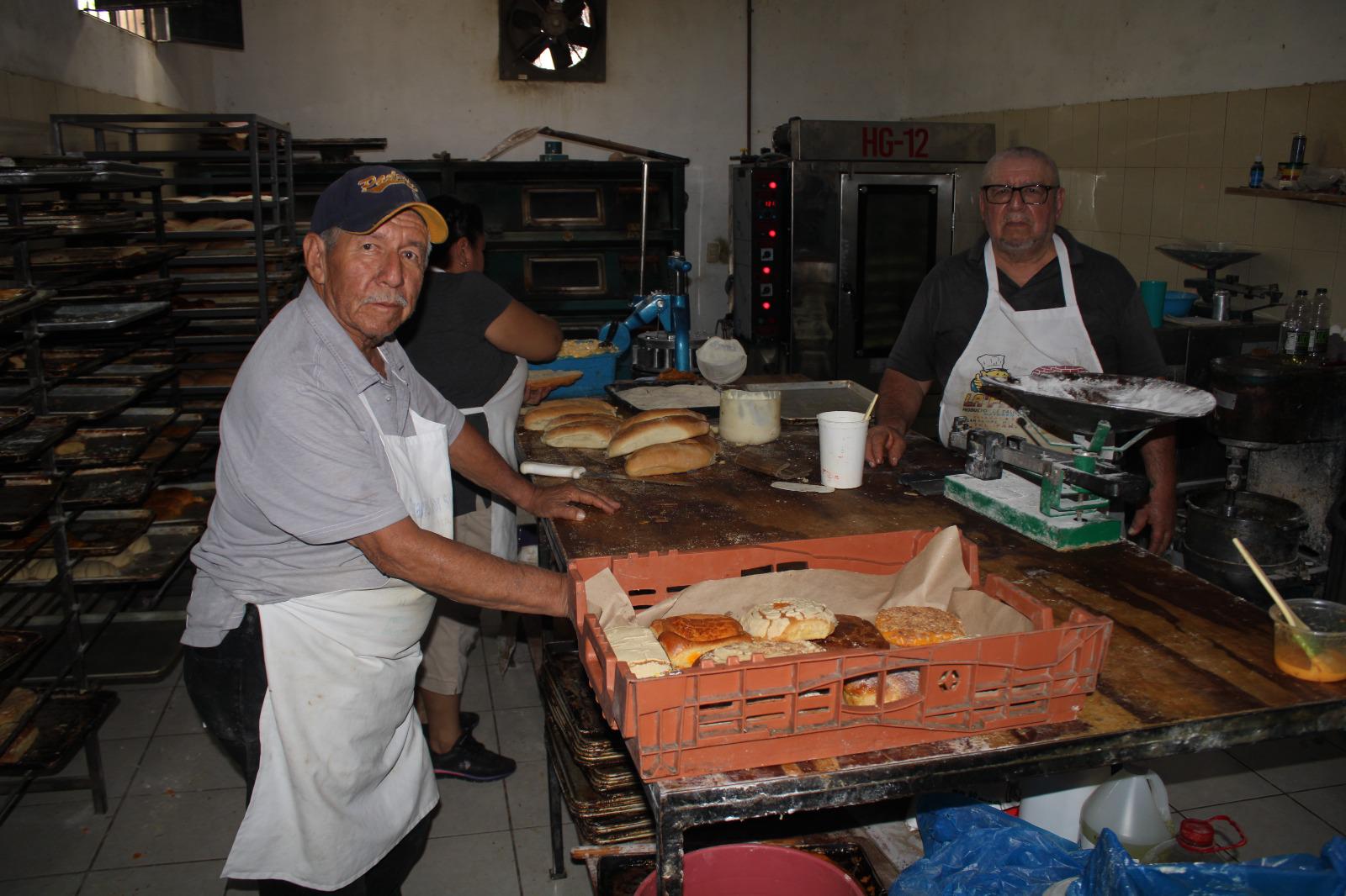 $!Gildardo y Víctor continúan en Agua Verde, Rosario, la tradición del ‘güero panadero’